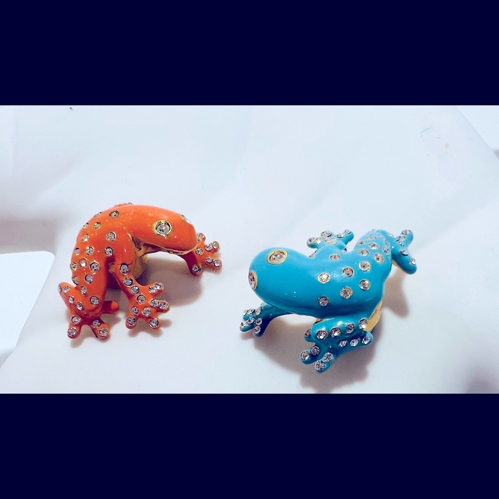 Joan Rivers Classic Collection Set of Two Magnetic Enamel Frog Brooches